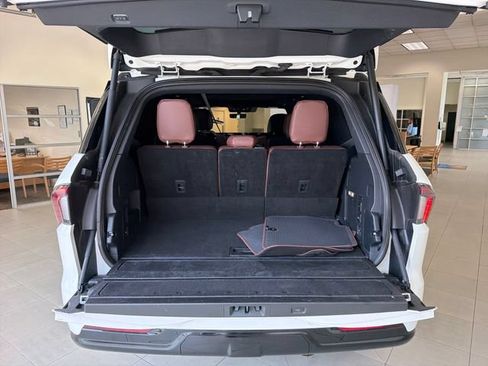 Used 2025 Lincoln Navigator Reserve AWD/4WD image 10