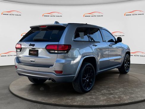 Used 2018 Jeep Grand Cherokee Altitude AWD/4WD image 10
