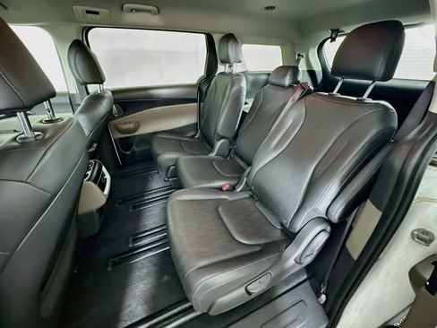 Used 2026 Kia Carnival FWD image 27