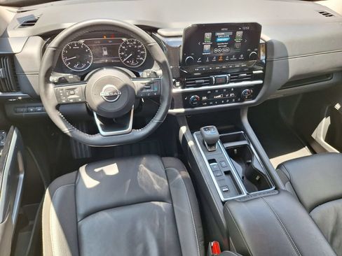 Used 2025 Nissan Pathfinder SL FWD image 9