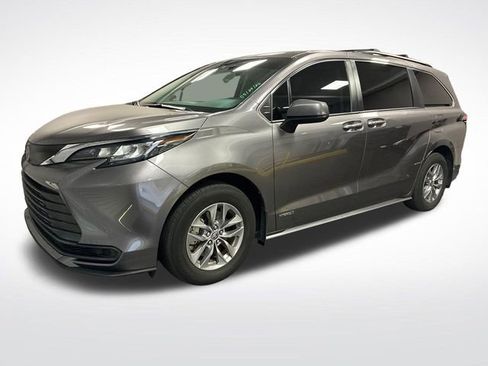 Used 2021 Toyota Sienna LE FWD image 1