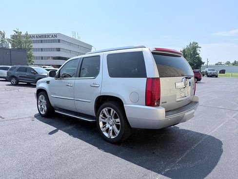 Used 2012 Cadillac Escalade Luxury AWD/4WD image 3
