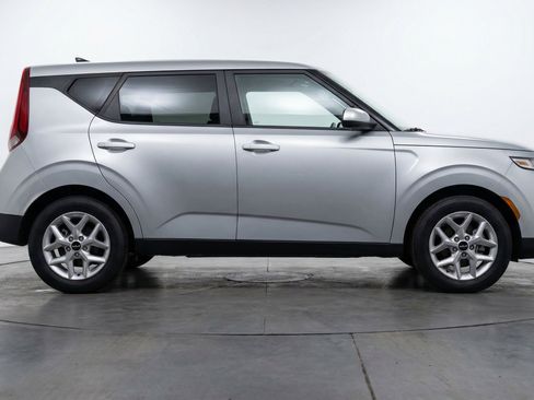 Used 2025 Kia Soul LX w/ LX Technology Package image 11