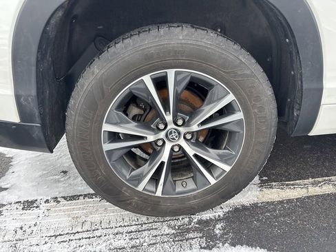 Used 2018 Toyota Highlander LE image 11