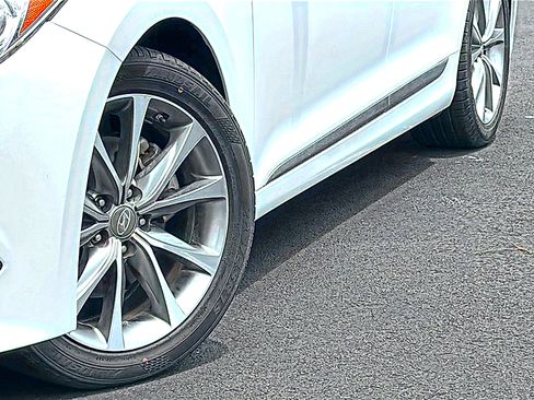 Used 2017 Hyundai Azera FWD image 3