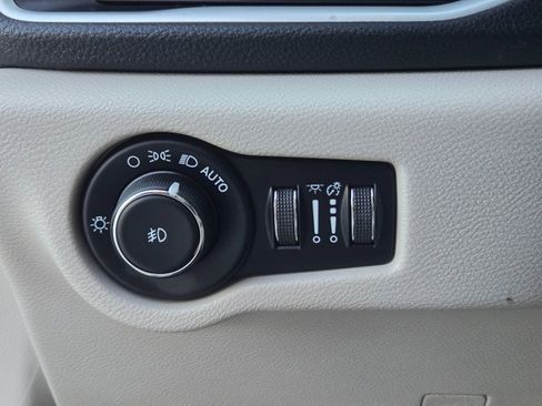 Used 2021 Chrysler Pacifica Touring-L w/ Premium & Safety Sphere Group image 36