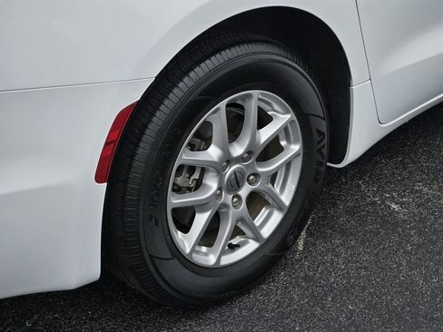Used 2023 Chrysler Pacifica Touring-L FWD image 8