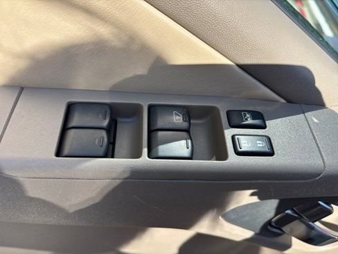 Used 2011 Nissan Frontier SL image 16