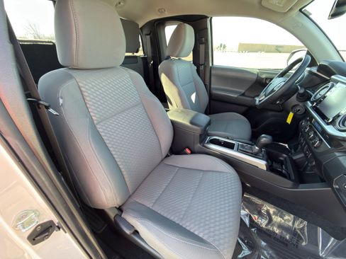 Used 2022 Toyota Tacoma SR5 w/ Technology Package image 16