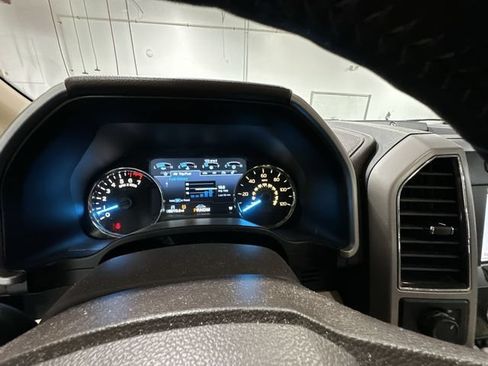 Used 2019 Ford F150 Lariat w/ Equipment Group 502A Luxury AWD/4WD image 14