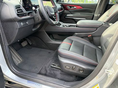 Used 2025 Chevrolet Traverse RS FWD image 9