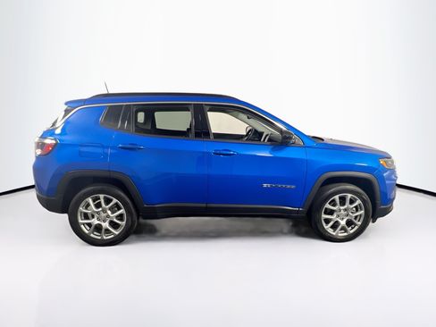 Used 2022 Jeep Compass Latitude w/ Sun and Sound Group AWD/4WD image 4