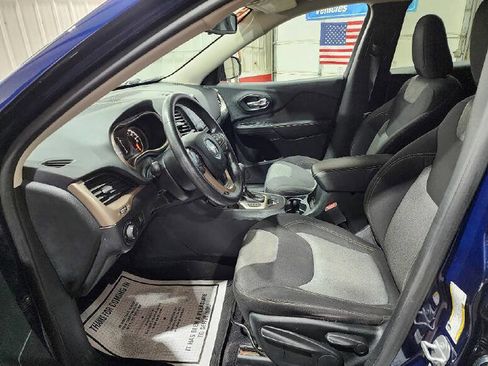 Used 2016 Jeep Cherokee Sport FWD image 9