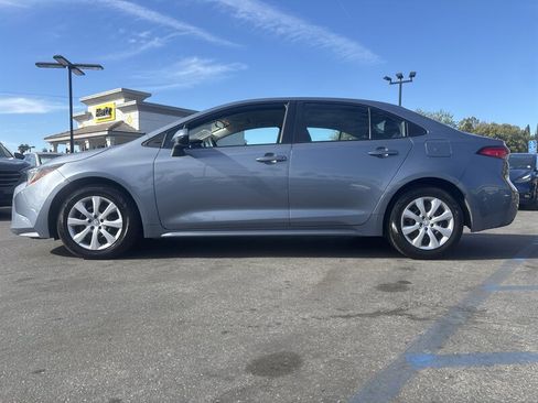 Used 2022 Toyota Corolla LE image 3