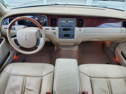 Used 2006 Lincoln Town Car Signature Limited image 29