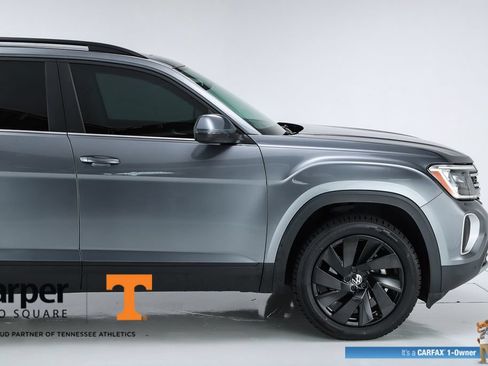 Used 2024 Volkswagen Atlas SE w/ Panoramic Sunroof Package FWD image 12
