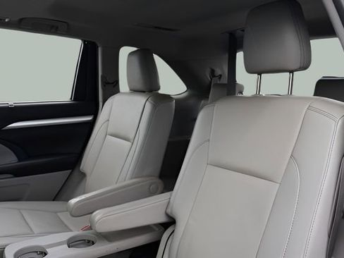 Used 2019 Toyota Highlander XLE image 14