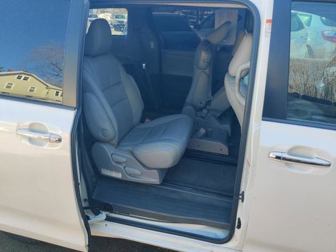 Used 2015 Toyota Sienna XLE image 17