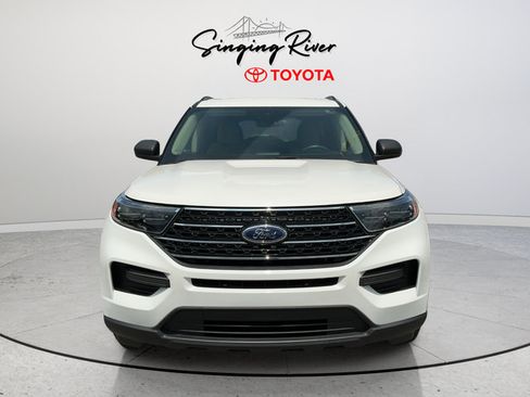 Used 2022 Ford Explorer XLT AWD/4WD image 2