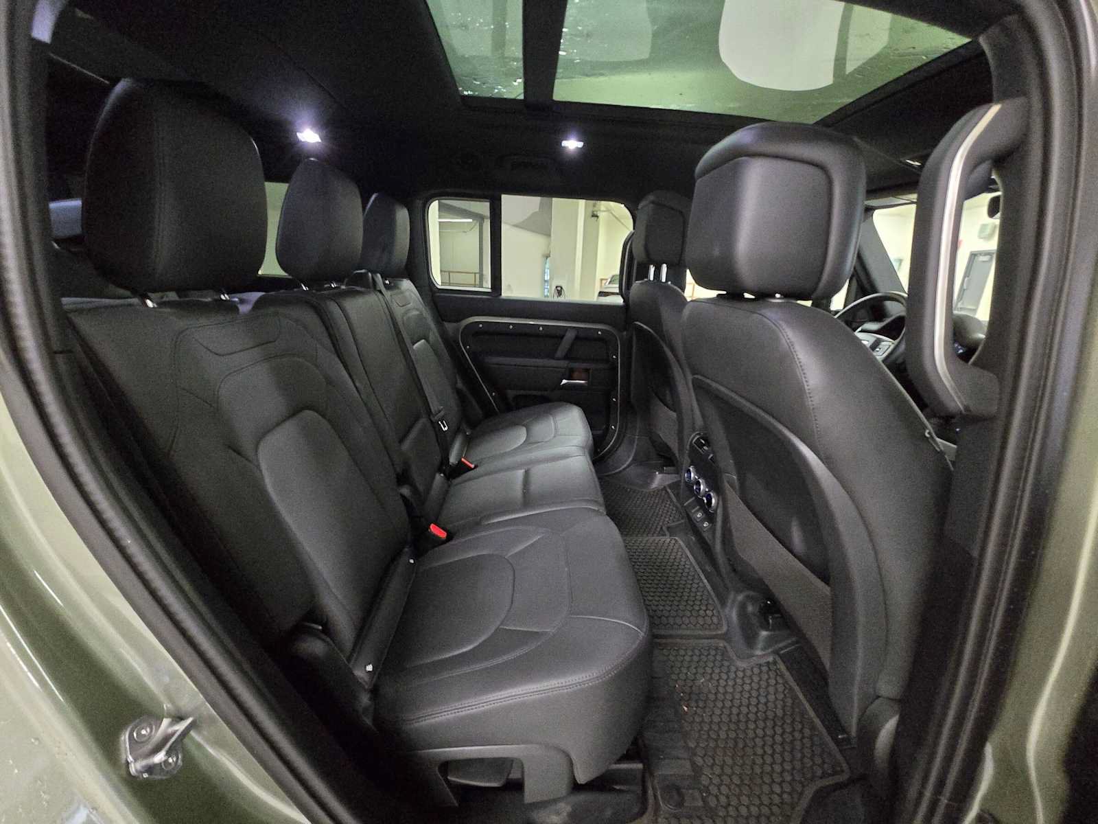 Used 2025 Land Rover Defender 130 X-Dynamic SE AWD/4WD image 12