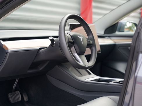 Used 2023 Tesla Model 3 Standard Range image 10