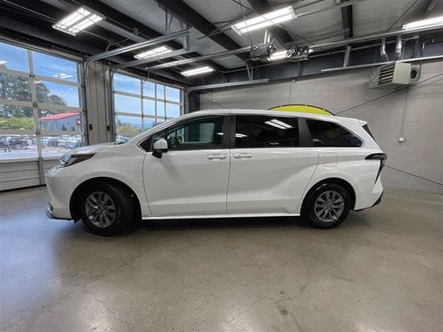 Used 2023 Toyota Sienna LE AWD/4WD image 2