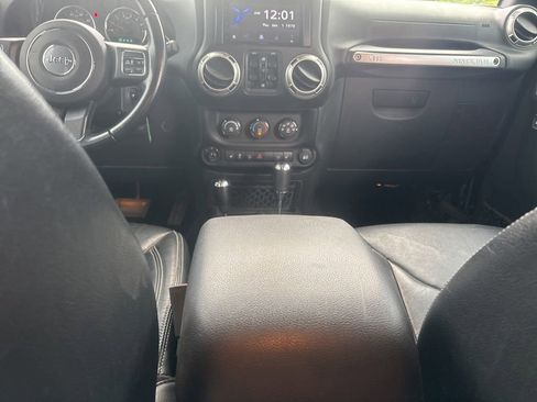 Used 2017 Jeep Wrangler Unlimited Sahara w/ Connectivity Group AWD/4WD image 10