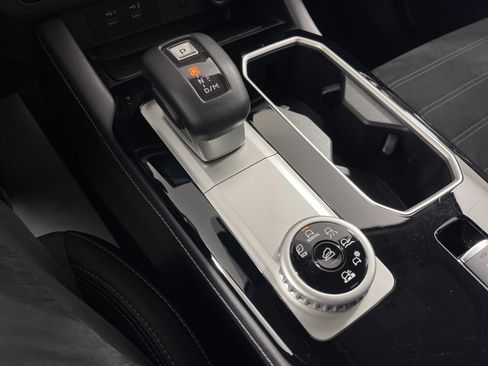 Used 2025 Mitsubishi Outlander SE image 26