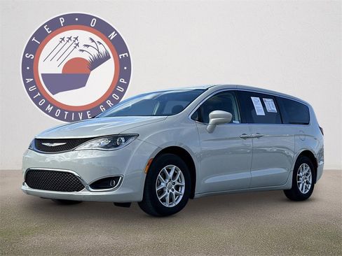 Used 2020 Chrysler Pacifica Touring image 2