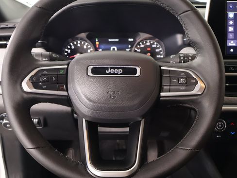 Used 2025 Jeep Compass Latitude AWD/4WD image 3