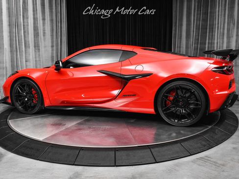 Used 2024 Chevrolet Corvette Z06 w/ Z07 Performance Package RWD image 35