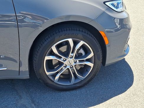 Used 2025 Chrysler Pacifica Pinnacle AWD/4WD image 13
