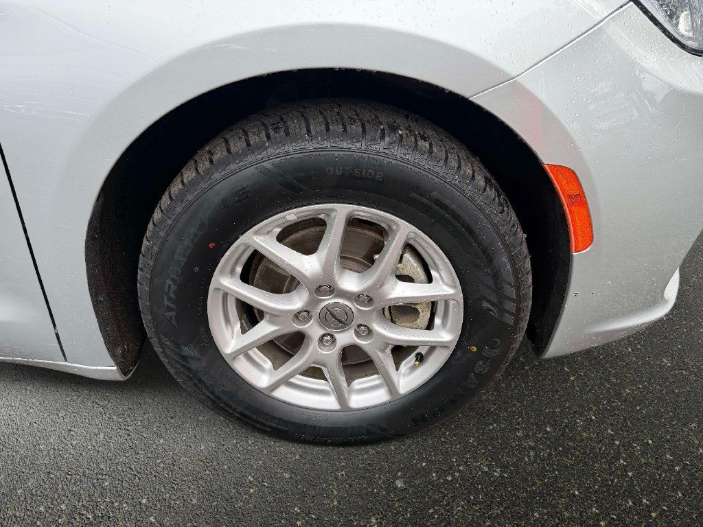 Used 2024 Chrysler Pacifica Touring-L FWD image 7