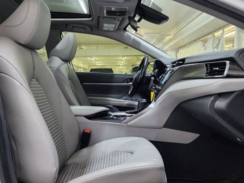 Used 2019 Toyota Camry SE FWD image 19