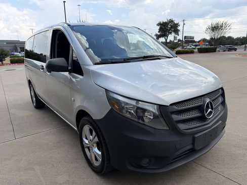 Used 2016 Mercedes-Benz Metris Passenger image 1