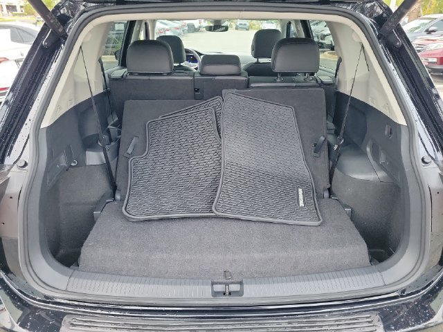 Used 2024 Volkswagen Tiguan SE w/ Panoramic Sunroof Package FWD image 7