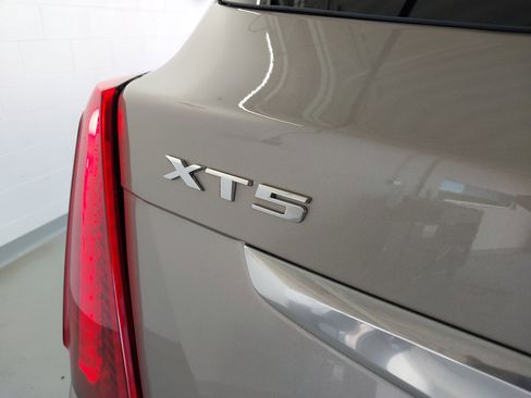 Used 2022 Cadillac XT5 Premium Luxury w/ LPO, Floor Liner Package image 32