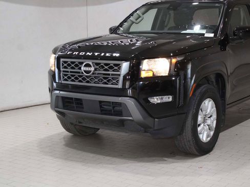Used 2022 Nissan Frontier SV image 2