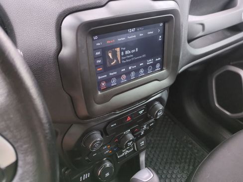 Used 2020 Jeep Renegade Latitude w/ Cold Weather Group AWD/4WD image 27