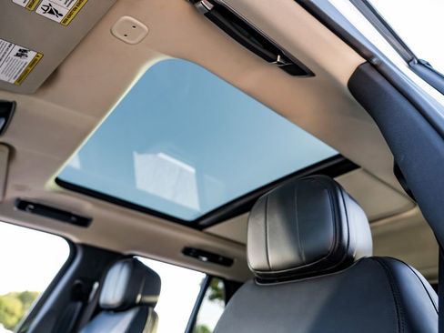 Used 2022 Land Rover Range Rover SE image 16