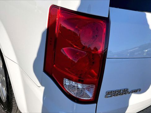 Used 2018 Dodge Grand Caravan SE w/ UConnect Hands-Free Group image 28