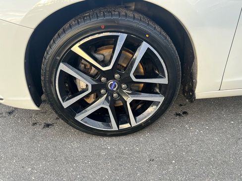 Used 2017 Volvo S60 T5 Dynamic image 8