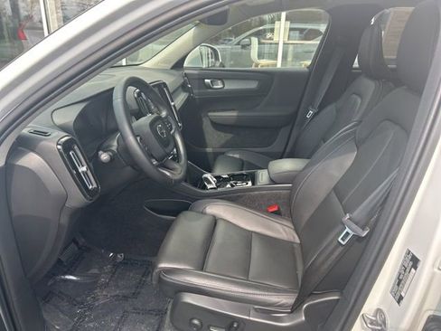 Certified 2025 Volvo XC40 B5 Plus AWD/4WD image 17