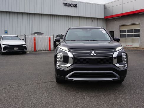 Used 2025 Mitsubishi Outlander SE image 2