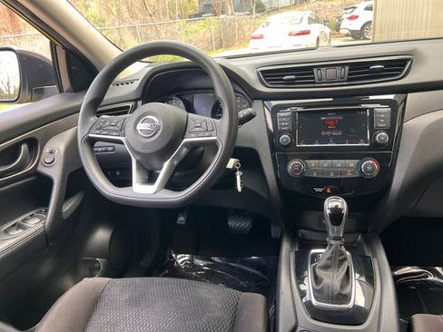 Used 2020 Nissan Rogue Sport S image 17