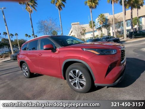 Used 2023 Toyota Highlander XLE image 1