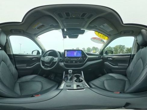 Used 2023 Toyota Highlander Limited FWD image 32
