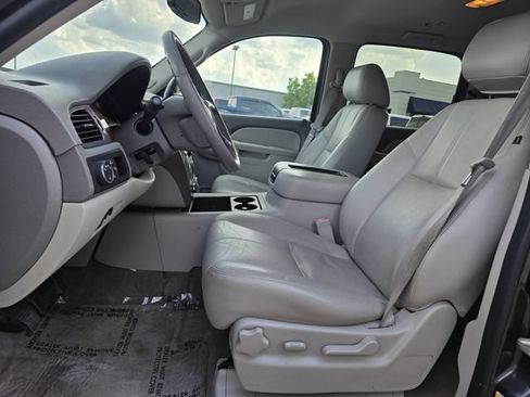 Used 2011 Chevrolet Suburban LT RWD image 14