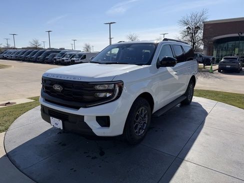 Certified 2025 Ford Expedition Active image 3