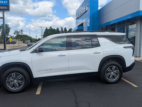 Used 2026 Chevrolet Traverse LT AWD/4WD image 4